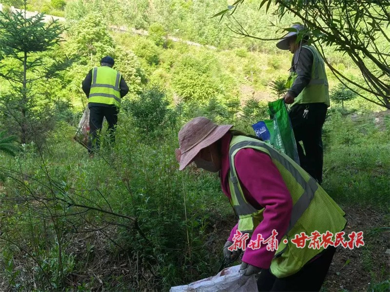 村民捡拾路边垃圾.jpg