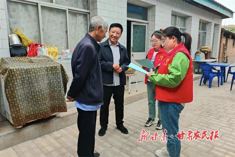 村社干部开展宣传活动.jpg