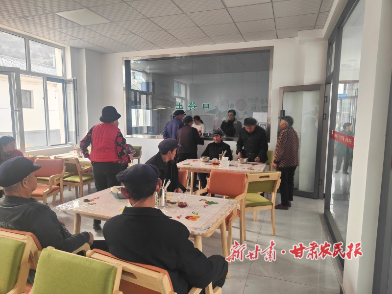 老人们在幸福院里吃饭.jpg