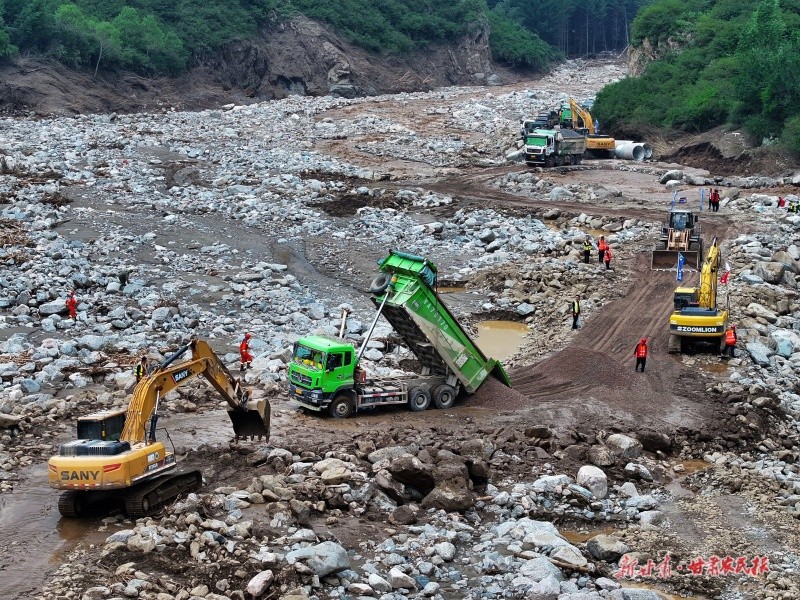 （田蹊）8月9日，救援人员在榆中县马坡乡马莲滩村、上庄村受灾道路埋设管涵、架设便桥，全力抢修交通基础设施，确保人员、设备、物资及时进入受灾一线。新甘肃·甘肃日报记者 田蹊_7_proc.jpg