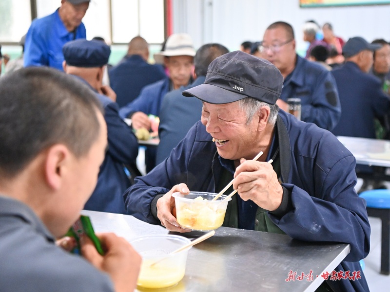 安置点内，飘起阵阵饭香-丁凯_proc.jpg